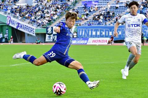 前節の秋田戦後半、鹿児島ＵのＦＷ河辺がゴールを狙う＝白波スタジアム
