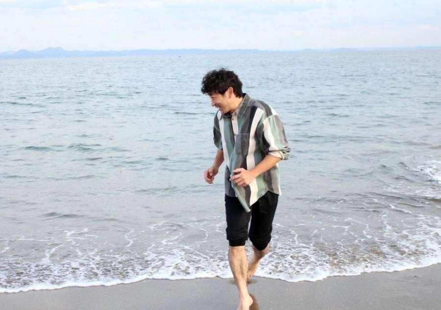 波打ち際ではしゃぐ、４７歳