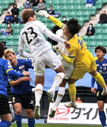 ３月２０日のリーグ戦の後半、ゴール前で競り合う鹿児島Ｕの岡本（２３）＝レゾナックドーム大分