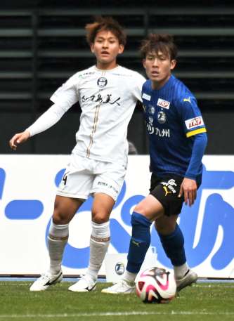 ３月２０日のリーグ戦。兄弟でマッチアップする鹿児島Ｕ・野嶽寛也（左）と兄の大分・野嶽惇也＝レゾナックドーム大分