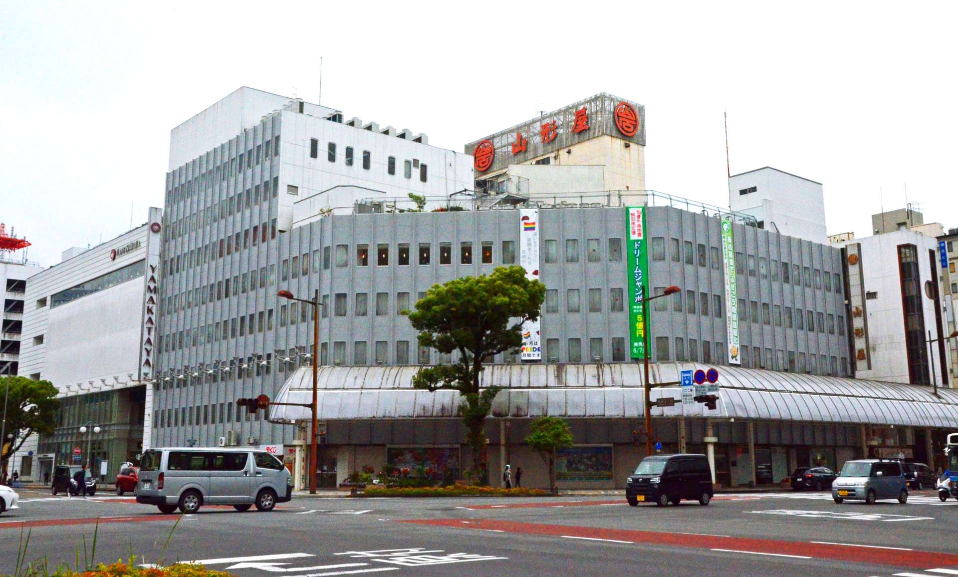 宮崎市街地の一等地にある宮崎山形屋。現在は同市唯一の百貨店となった＝５月３１日、同市橘通東３丁目