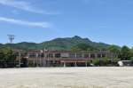 背後に冠岳がそびえる生冠中学校