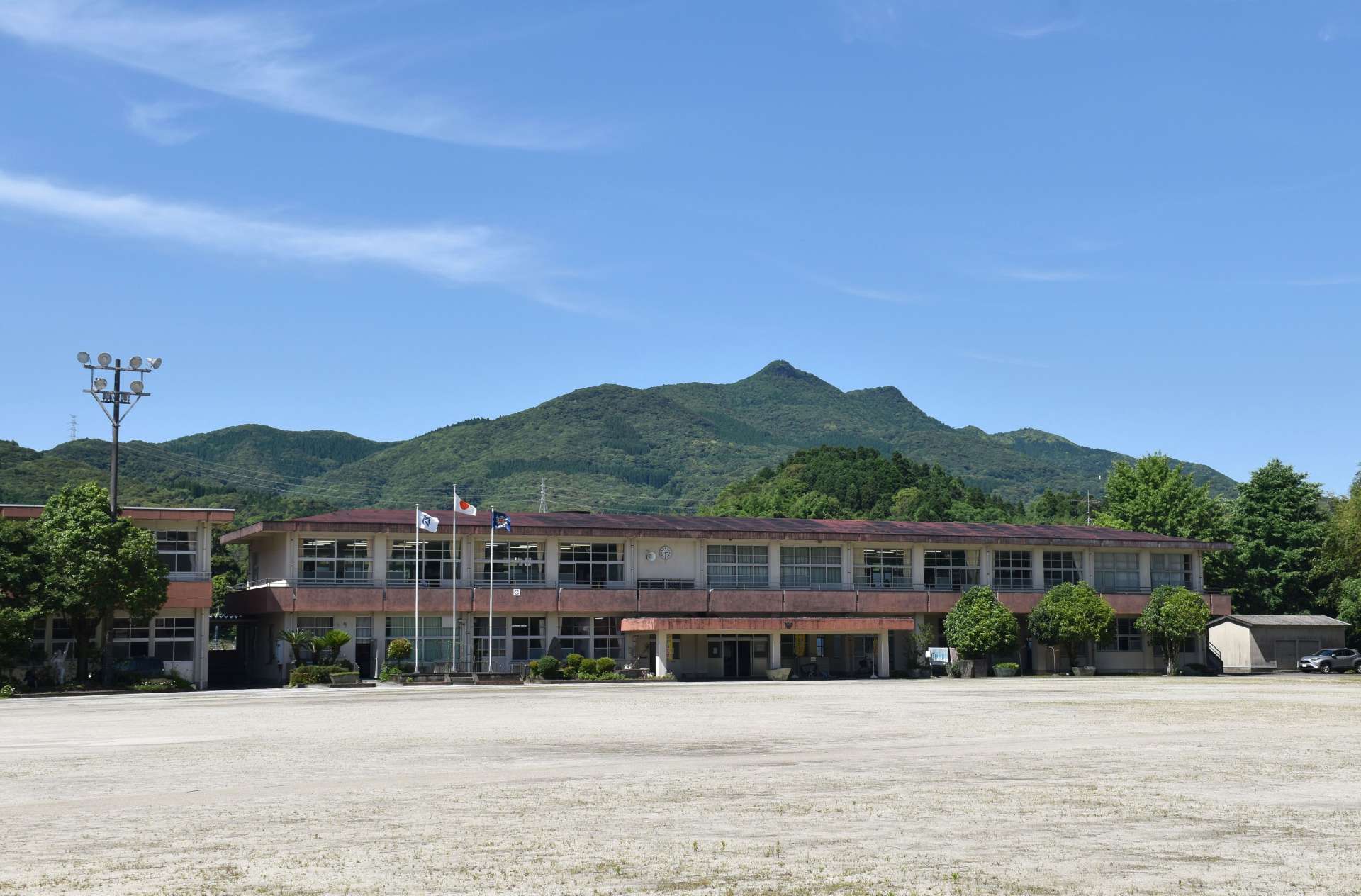 背後に冠岳がそびえる生冠中学校