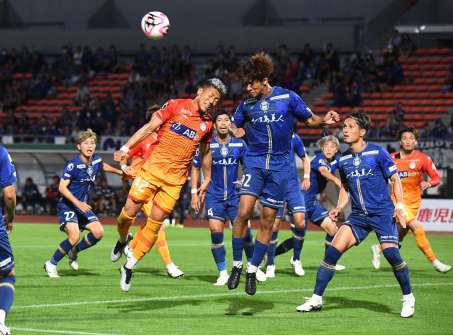 前半、ヘディングで競り合う鹿児島Ｕのンドカ（９２）＝白波スタジアム