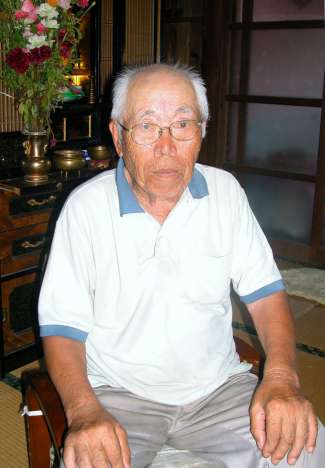 「１００キロあった体重が３０キロまで落ちた」と語る中村武彦さん＝肝付町新富