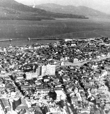 戦前の鹿児島市街地。多くの建物、人命は１９４５（昭和２０）年の大空襲で失われる