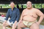 種子島合宿を振り返る放駒親方（左）と島津海関＝１８日、西之表市の「あっぽ〜らんど」
