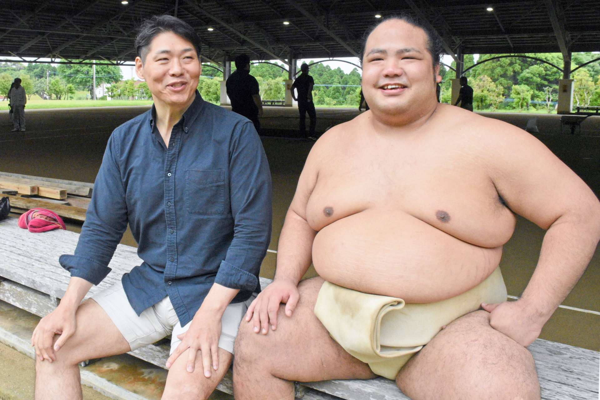 種子島合宿を振り返る放駒親方（左）と島津海関＝１８日、西之表市の「あっぽ〜らんど」