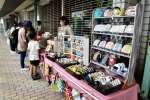 買い物客でにぎわう指宿中央通り商店街の朝市＝指宿市湯の浜１丁目