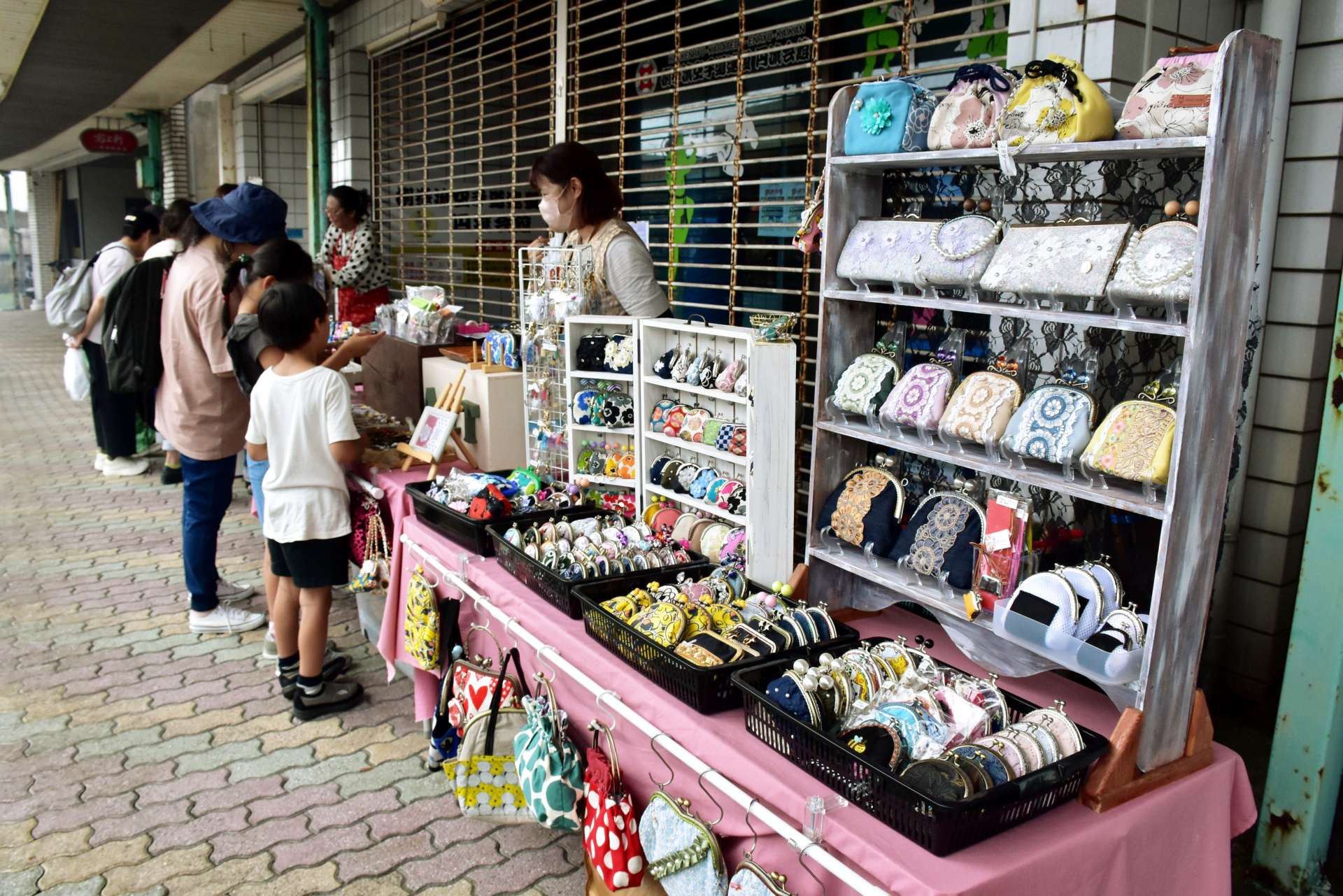 買い物客でにぎわう指宿中央通り商店街の朝市＝指宿市湯の浜１丁目