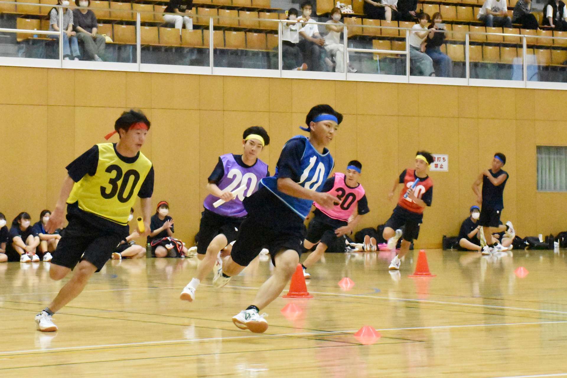 屋内での学級対抗リレーで盛り上がる会場＝いちき串木野市総合体育館