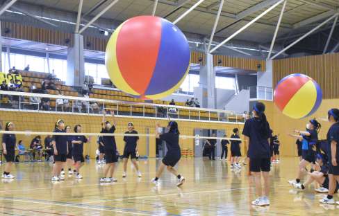〈関連〉大玉を使ったバレーボールに励む女子生徒たち＝いちき串木野市総合体育館