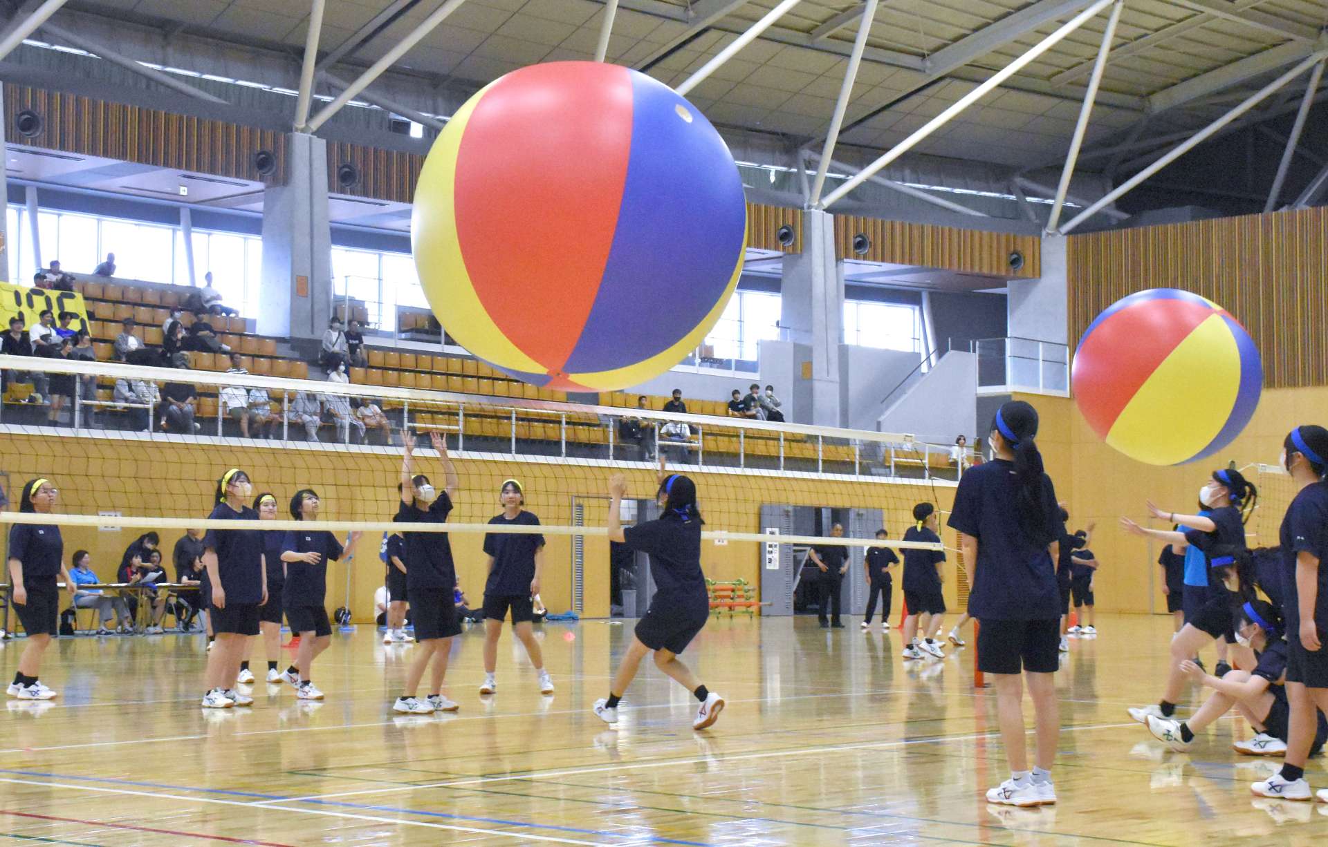 〈関連〉大玉を使ったバレーボールに励む女子生徒たち＝いちき串木野市総合体育館