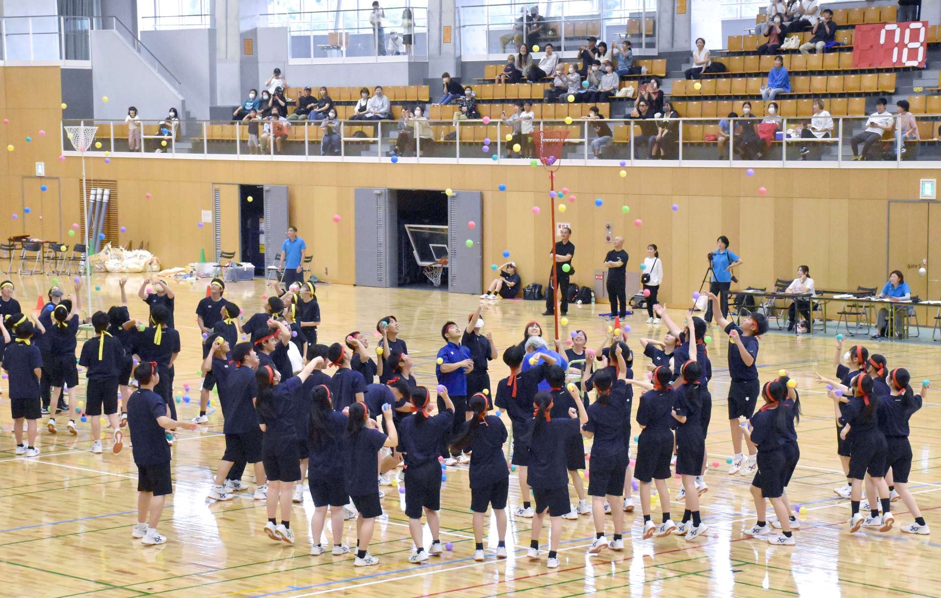 玉入れで競い合う生徒ら＝いちき串木野市総合体育館