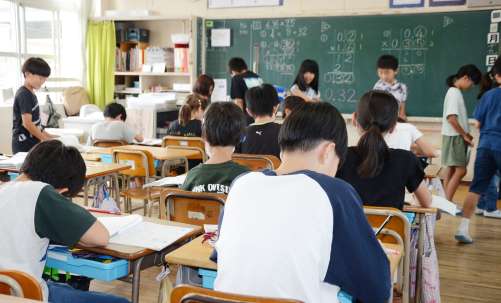 思い思いの服装で授業を受ける児童たち。県内で私服の学校は少数派だ＝鹿児島市の谷山小学校