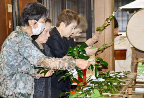 犠牲者に祈りをささげる鹿児島県富山丸遺族会の会員ら＝２９日午前、鹿児島市の護国神社