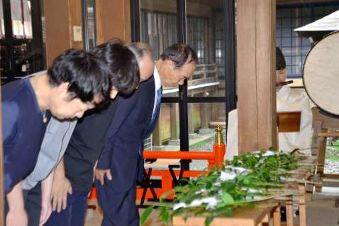 〈別カット〉犠牲者に祈りをささげる鹿児島県富山丸遺族会の会員ら＝２９日午前、鹿児島市の護国神社