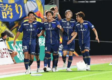 前節、ホーム大分戦で先制ゴールを決め喜ぶ鹿児島Ｕの鈴木（３４）＝白波スタジアム