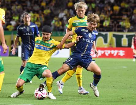 敵陣で競り合う鹿児島ＵのＭＦ山口（右）＝フクダ電子アリーナ