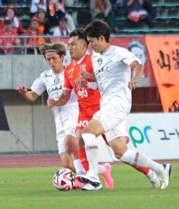 前半、競り合う鹿児島Ｕの田中（左）ら＝維新みらいふスタジアム