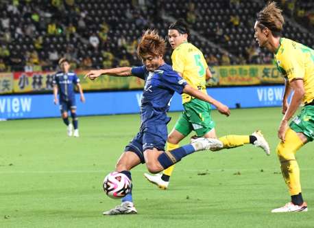 前節の千葉戦前半、シュートを放つ鹿児島ＵのＭＦ福田＝フクダ電子アリーナ