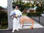 八坂神社に隣接する祇園之洲公園（奥）の利用者向けに、スポーツ用具の無料貸し出しを始めた岩切一真宮司＝鹿児島市清水町