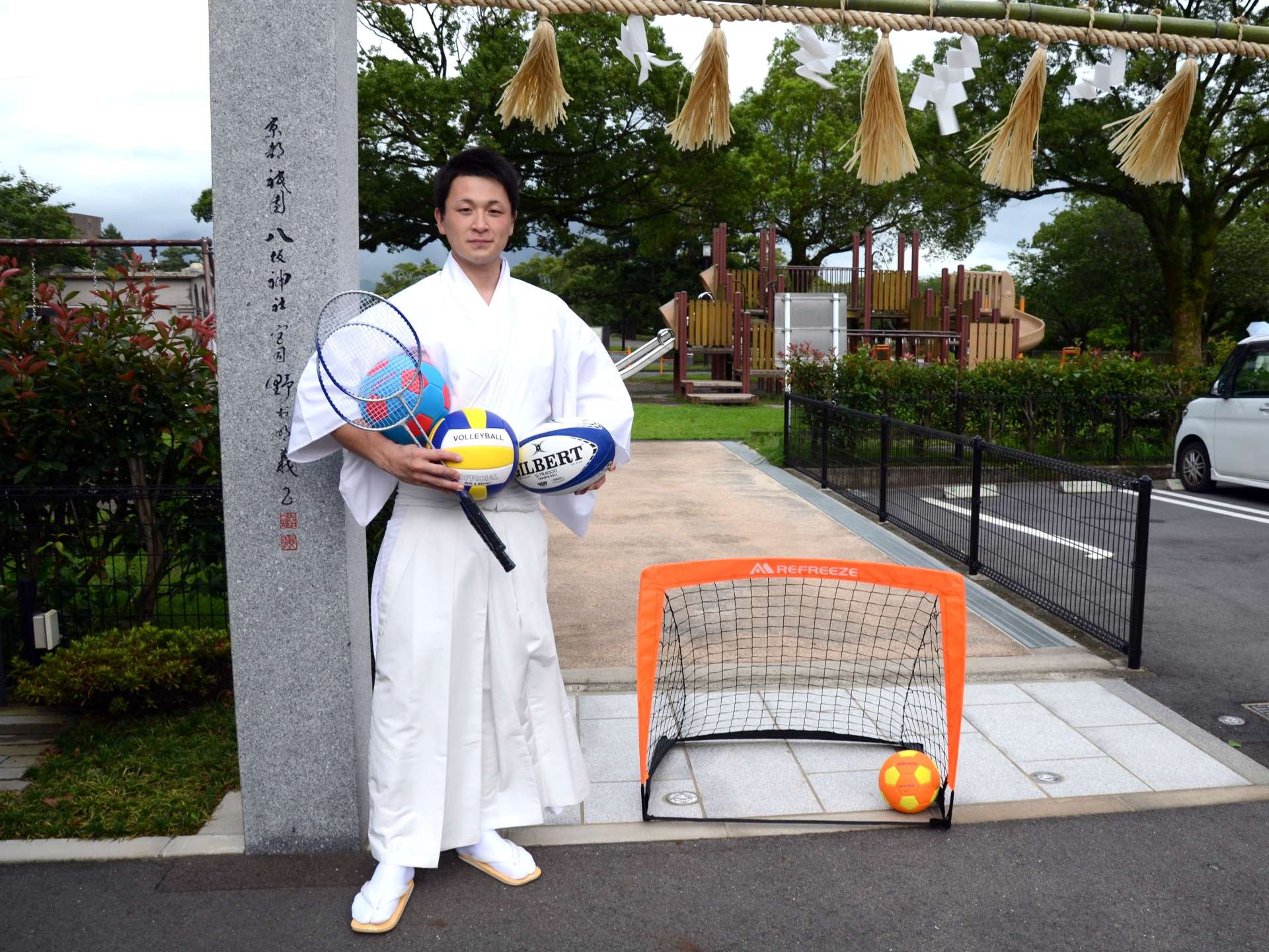 八坂神社に隣接する祇園之洲公園（奥）の利用者向けに、スポーツ用具の無料貸し出しを始めた岩切一真宮司＝鹿児島市清水町
