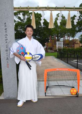 〈関連〉「地域の人が喜んでくれればうれしい」などと話す八坂神社の岩切一真宮司＝鹿児島市清水町