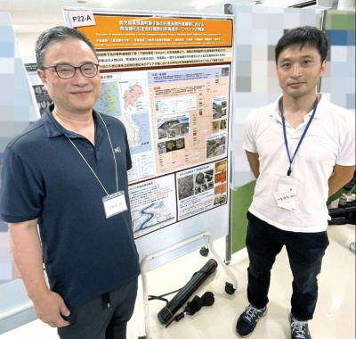 日本古生物学会で発表する中島保寿准教授（右）と宇都宮聡さん＝高知市の高知大学（宇都宮さん提供、画像は一部加工しています）