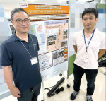 日本古生物学会で発表する中島保寿准教授（右）と宇都宮聡さん＝高知市の高知大学（宇都宮さん提供、画像は一部加工しています）