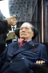 ２０１２年１０月、唯一動く目で文字盤を指し示す徳田氏＝徳之島町亀津の徳之島徳洲会病院