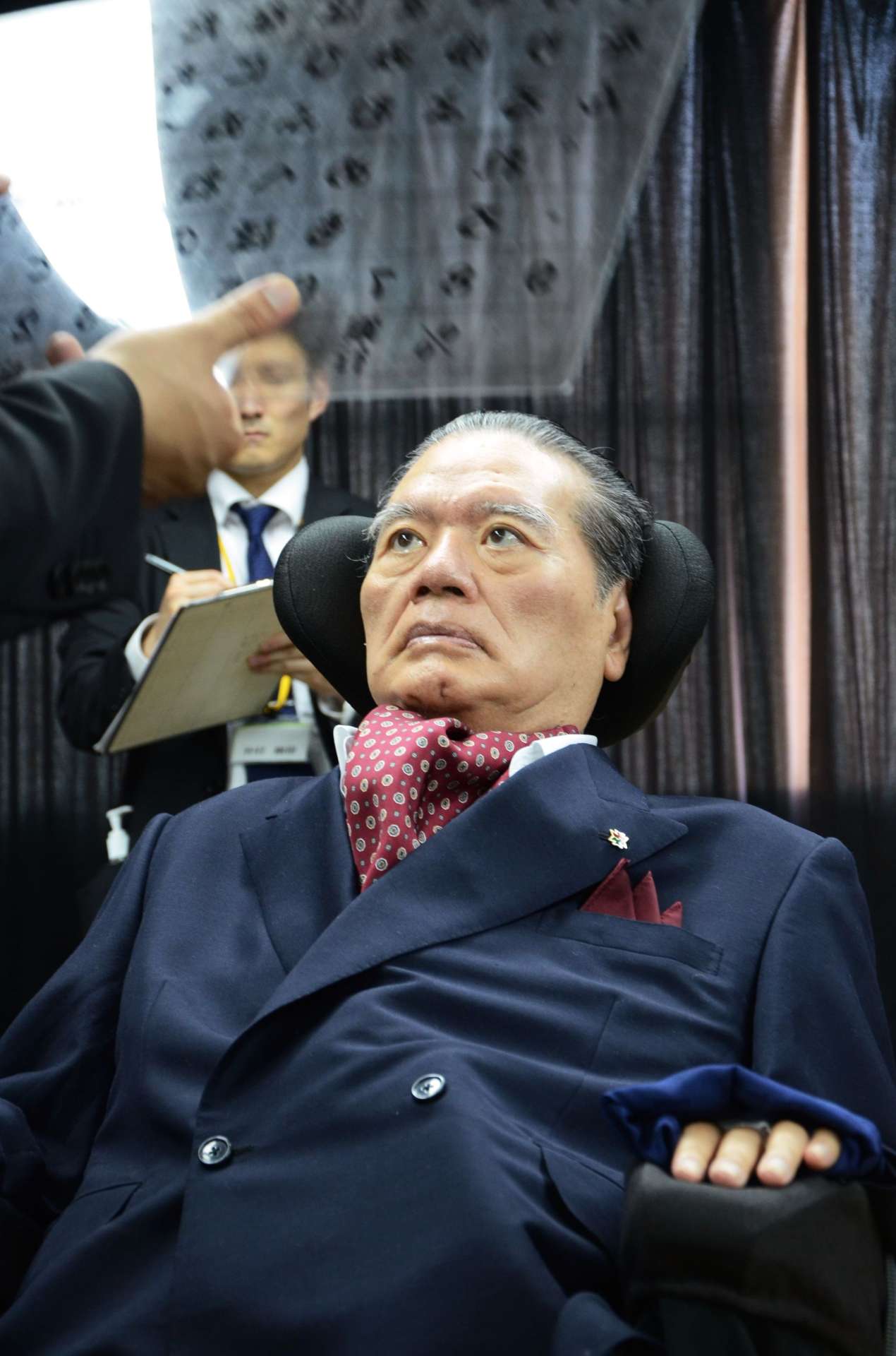 ２０１２年１０月、唯一動く目で文字盤を指し示す徳田氏＝徳之島町亀津の徳之島徳洲会病院