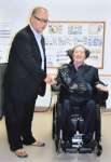 ２０１２年に奄美群島に帰郷した徳田虎雄さん（右）と握手する黍田泰浩さん＝龍郷町秋名（黍田さん提供）