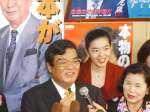 ２００３年１１月１０日、４期目の当選を果たし、家族や支持者らの前であいさつする徳田虎雄さん＝鹿児島市和田１丁目