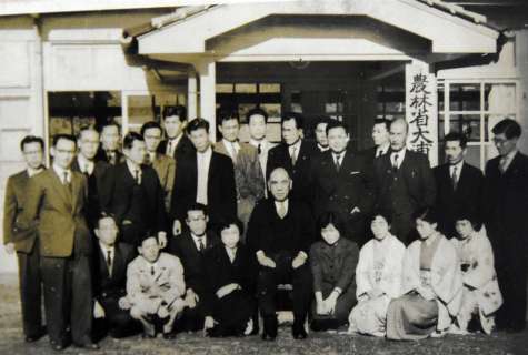 大浦干拓を手がけた旧農林省大浦事務所の現場監督ら。左端が川崎大洋さん＝１９５３年ごろ