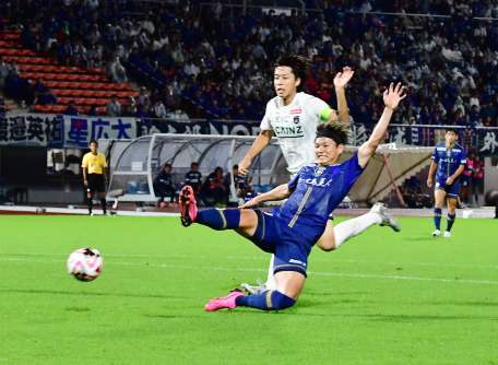 クロスボールに飛び込む鹿児島Ｕ・藤本＝鹿児島市の白波スタジアム
