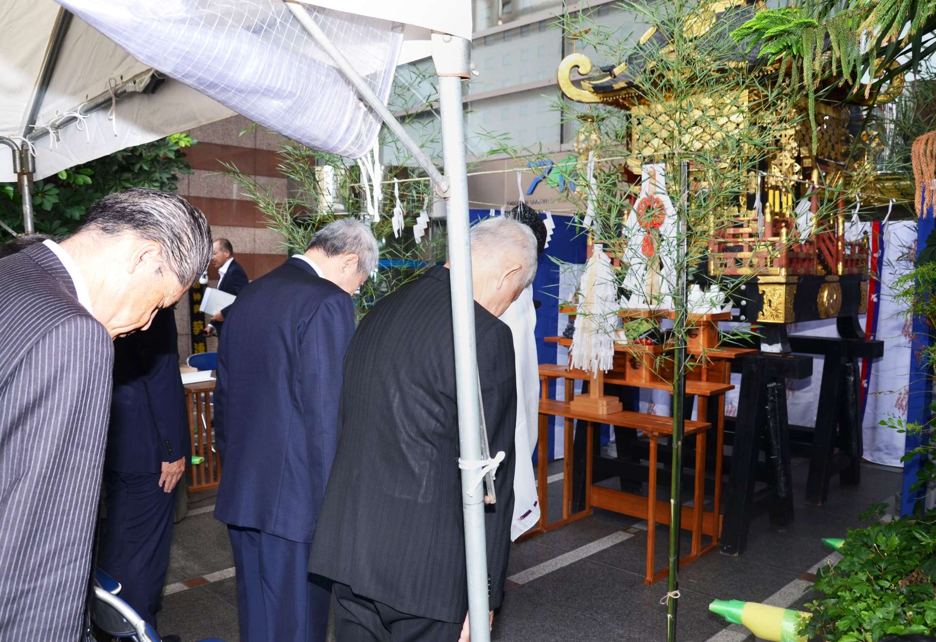 鹿児島おぎおんさぁ振興会のメンバーらが出席した商工祈願祭＝鹿児島市東千石町