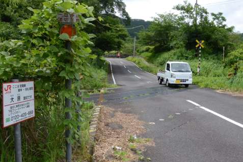 吉松－真幸間の踏切。遮断機の棒は外され、一時停止線も薄くなっていた＝１０日、湧水町（画像は一部加工してあります）