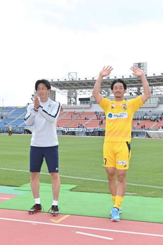 〈関連〉２０２１年４月、大腸がん手術を乗り越え復帰を目指すテゲバジャーロ宮崎・内薗大貴選手（左）。鹿児島のファンも温かい拍手で激励した（サッカーＪ３　鹿児島Ｕ－宮崎から）＝白波スタジアム