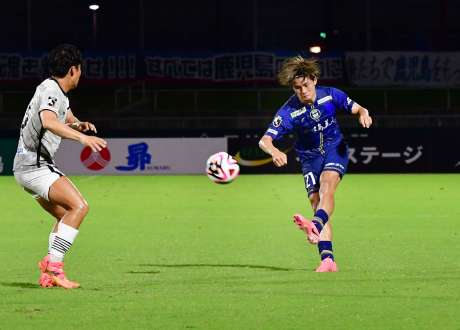 前半、クロスを上げる鹿児島ユナイテッドＦＣの田中＝鹿児島市の白波スタジアム