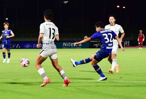 〈関連〉前半、シュートを放つ鹿児島ユナイテッドＦＣの沼田＝鹿児島市の白波スタジアム