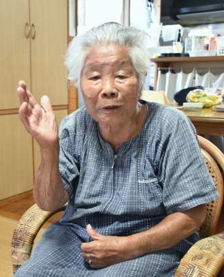 長崎での被爆体験を語る笠利イモコさん＝奄美市笠利