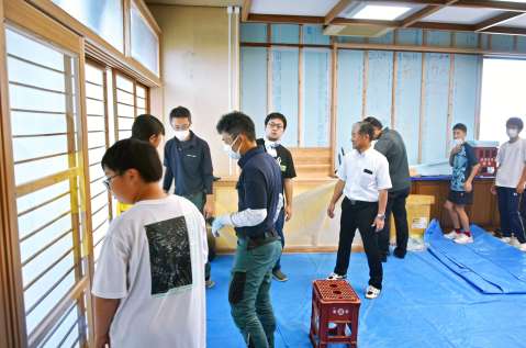 〈別カット〉町長室の断熱化改修に挑戦する中学生ら＝錦江町役場