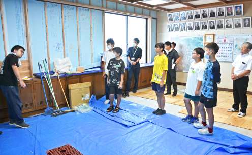 町長室の断熱化改修に挑戦した中学生ら＝錦江町役場