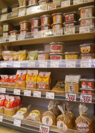 城山ストアーフレッセ高見馬場店のみそ売り場。取り扱う商品は麦みそ（合わせみそ含む）で８割を占める＝鹿児島市西千石町