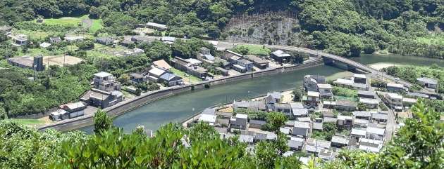 防空監視所があった番屋峰から見た集落の中心部。左側に測候所跡が今も残っており、戦時中は川沿いにさば節工場が建っていた＝屋久島町一湊