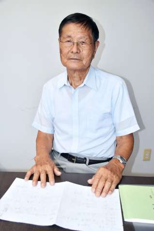 「戦争のない平和な社会が続くことが一番だ」と語る徳重勇さん＝霧島市国分中央１丁目