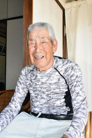 戦争体験を語る大久保利成さん＝伊佐市大口里