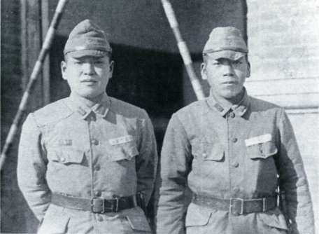 平壌歩兵第４４部隊に入隊した１９歳の大久保利成さん（右）。左は戦友＝１９４５年１月１日
