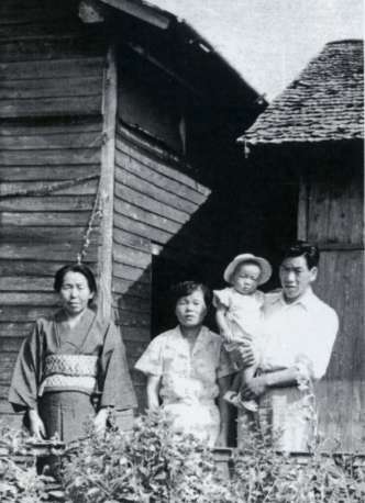 １９５５年、伊佐市大口里の自宅にて。（右から）大久保利成さん、長男・利夫さん、妻・勝子さん、母・タメさん